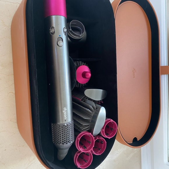 Dyson airwrap complete set with case-like new - Picture 3 of 6